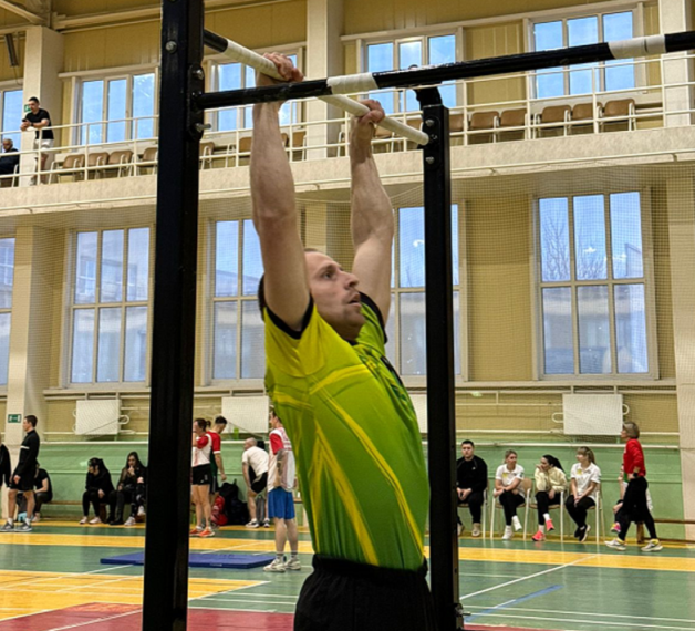 Статья №27 Участнику подтягивания запрещено.